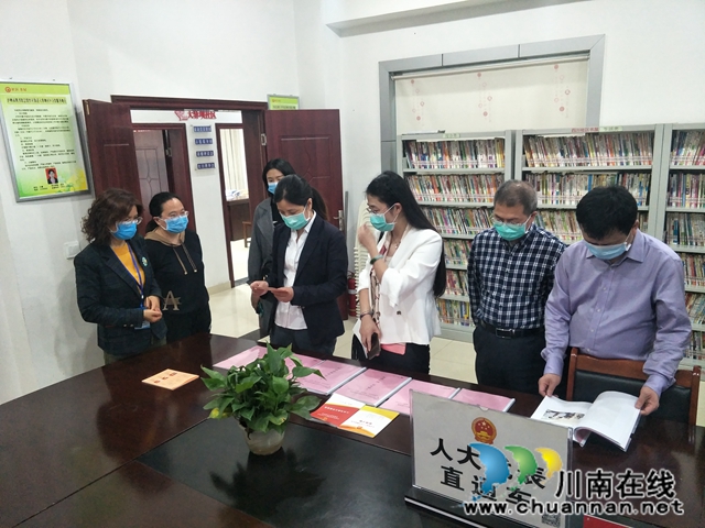 瀘州市人大常委會調(diào)研龍馬潭區(qū)紅星街道大驛壩社區(qū)人大工作