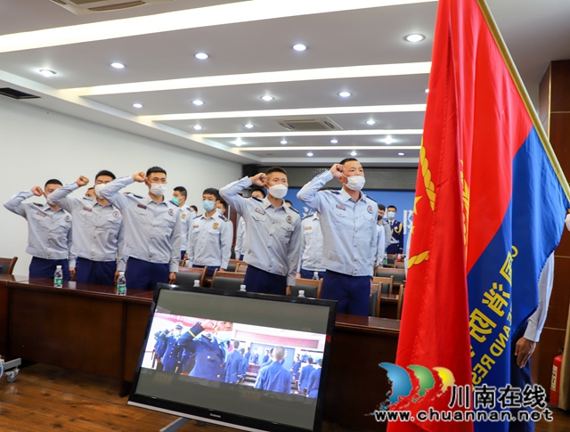 9人光榮入職！瀘州首批公開(kāi)招錄消防員被授銜(圖2)