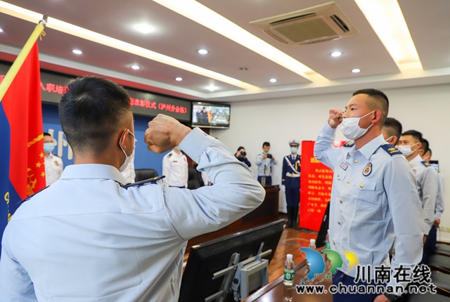 9人光榮入職！瀘州首批公開(kāi)招錄消防員被授銜(圖8)