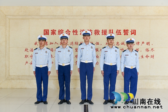 9人光榮入職！瀘州首批公開(kāi)招錄消防員被授銜(圖5)