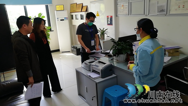 江陽區(qū)茜草街道對轄區(qū)內(nèi)加油站進行職業(yè)病防范檢查(圖2)