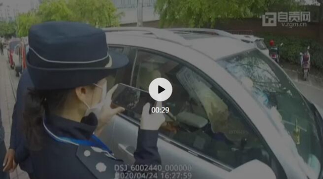 驚險！自貢一5歲男童被鎖車內(nèi)，看看這會有多危險