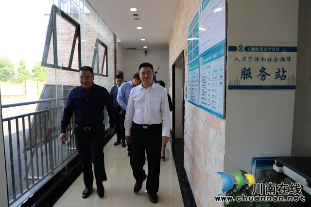 何紹明到瀘縣玉蟾街道慰問受疫情影響貧困戶(圖2)