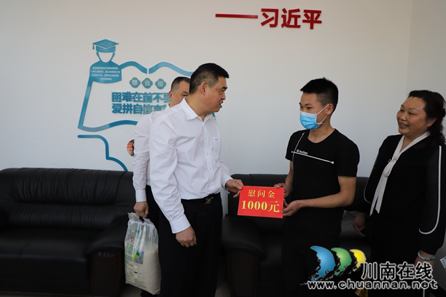 何紹明到瀘縣玉蟾街道慰問受疫情影響貧困戶