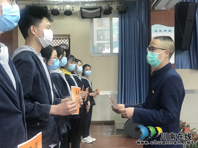告別童年 青春起航！瀘州十八中舉行離隊(duì)入團(tuán)儀式暨14歲集體生日禮(圖2)