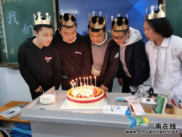 告別童年 青春起航！瀘州十八中舉行離隊(duì)入團(tuán)儀式暨14歲集體生日禮(圖3)