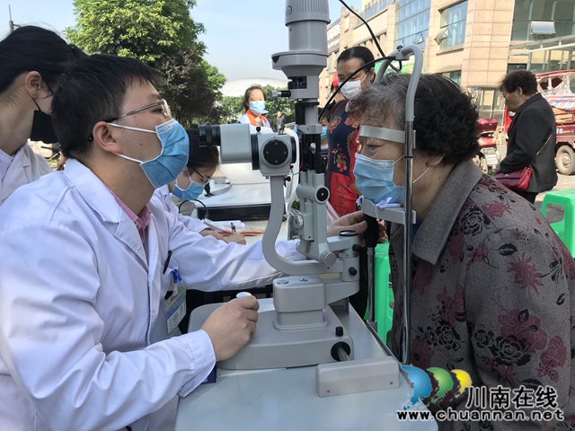 江陽區(qū)茜草街道匠心社區(qū)開展“情滿社區(qū)·共享幸福”愛心幫扶志愿活動(圖3)