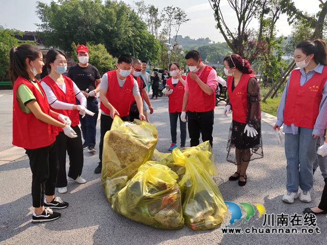龍馬潭區(qū)羅漢街道開展“與綠色相約，與環(huán)保同行”青年志愿者愛衛(wèi)活動