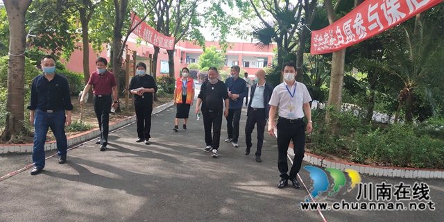 瀘州市教育和體育局安信科肖彬帶隊(duì)檢查瀘縣得勝小學(xué)日常安全和疫情防控工作