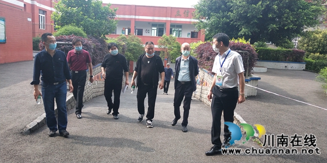 瀘州市教育和體育局安信科肖彬帶隊(duì)檢查瀘縣得勝小學(xué)日常安全和疫情防控工作(圖2)
