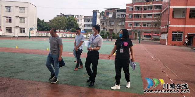 瀘縣得勝鎮(zhèn)黨委書記黃梅帶隊對得勝小學進行節(jié)前安全大檢查(圖2)