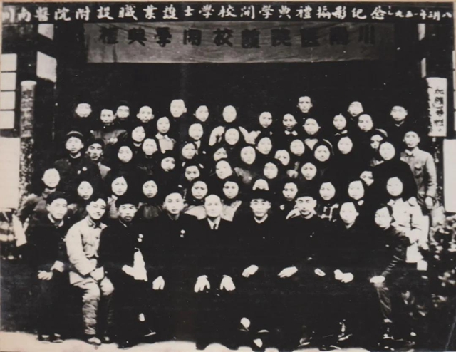【70年·時移境遷】西南醫(yī)大附院的這幾個門診部，勾起您多少回憶呢？(圖2)