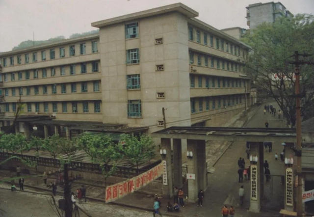 【70年·時移境遷】西南醫(yī)大附院的這幾個門診部，勾起您多少回憶呢？(圖7)