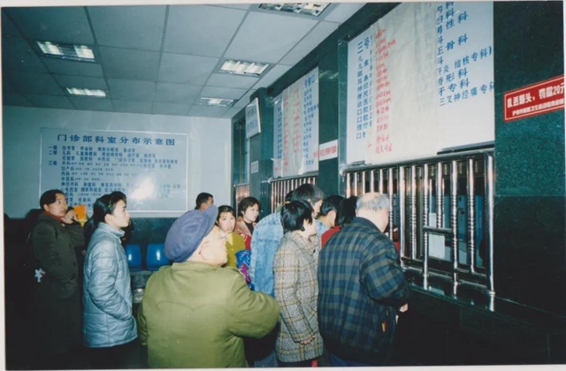 【70年·時移境遷】西南醫(yī)大附院的這幾個門診部，勾起您多少回憶呢？(圖11)