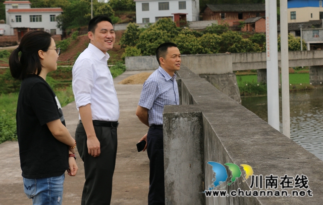 張福榮到瀘縣潮河鎮(zhèn)督導(dǎo)河長制與脫貧攻堅工作