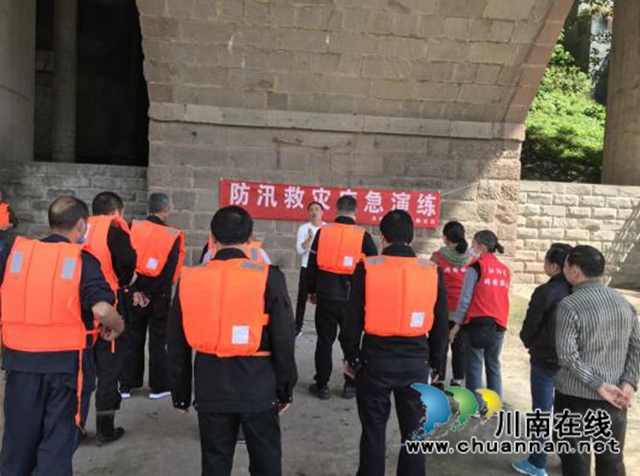 江陽區(qū)北城街道濂溪路社區(qū)組織開展防汛救災(zāi)應(yīng)急演練活動