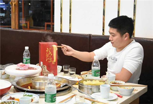 公筷公勺一條街 引領(lǐng)古藺飲食新“潮流”(圖2)