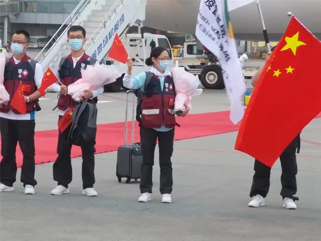 援助埃塞俄比亞的西南醫(yī)大附院護(hù)士長熊洪帶著“騎士級獨(dú)立日勛章”回來啦！(圖2)