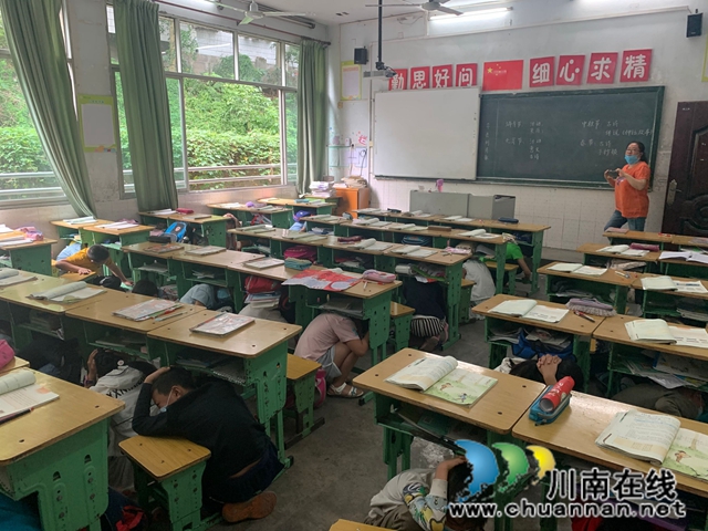 納溪逸夫小學(xué)開展2020年春期防震減災(zāi)應(yīng)急疏散演練活動(圖2)