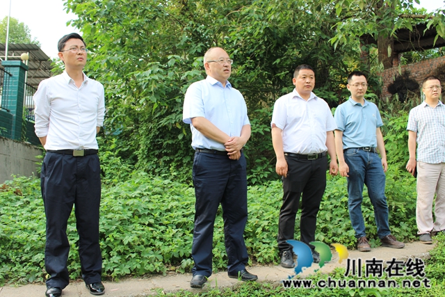 張文杰到瀘縣玉蟾街道督導(dǎo)污水治理和森林防火工作