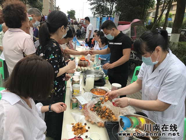 江陽區(qū)茜草街道匠心社區(qū)新時代文明實踐站開展“鄰里一家親.共享鄰里情”公益活動(圖2)