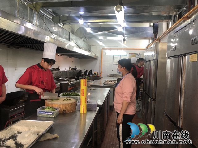 江陽區(qū)茜草街道桂圓林社區(qū)開展夏季食品安全檢查