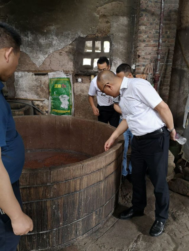 瀘州市市場(chǎng)監(jiān)管局檢查指導(dǎo)食品小作坊治理提升工作(圖2)