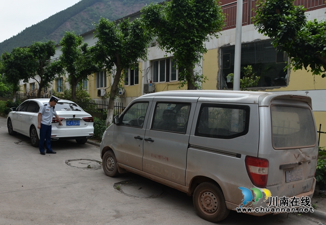 堵塞小區(qū)道路 瀘州2名私家車主被罰抄寫(xiě)消防法規(guī)(圖2)