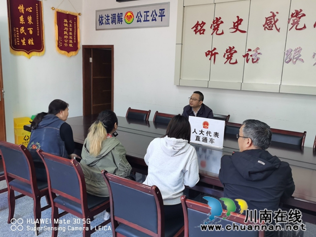 龍馬潭區(qū)人大代表到紅星街道玉帶橋社區(qū)收集社情民意