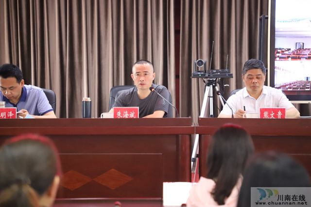 玉蟾街道召開當(dāng)前重點(diǎn)工作會(huì)(圖3)