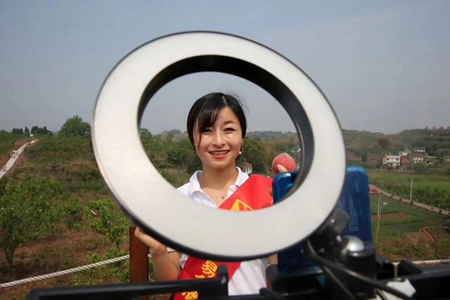2小時(shí)賣(mài)出6000斤！內(nèi)江這個(gè)小山村來(lái)了一群“美女主播”(圖2)