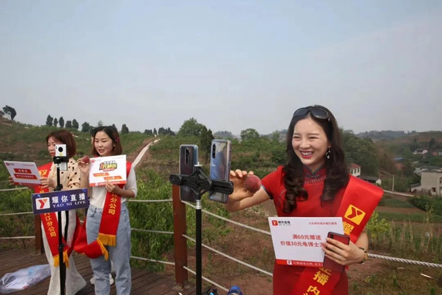 2小時(shí)賣(mài)出6000斤！內(nèi)江這個(gè)小山村來(lái)了一群“美女主播”(圖4)