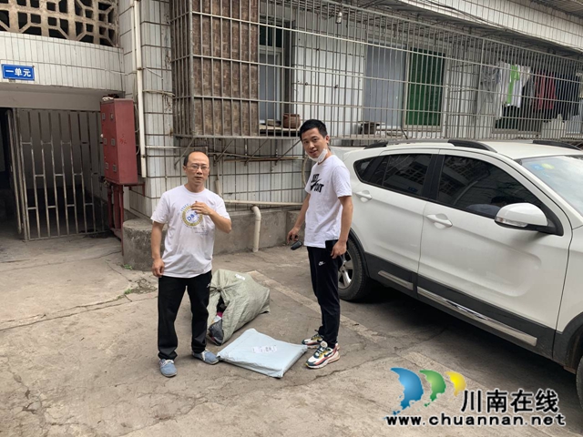 龍馬潭區(qū)魚塘街道：快遞小哥遺失30余個包裹，社區(qū)干部等待45分鐘物歸原主