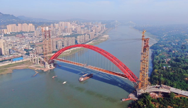 再創(chuàng)世界紀(jì)錄，央視現(xiàn)場(chǎng)直播……合江長江公路大橋合龍了！(圖1)