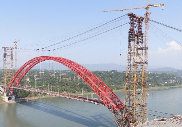 再創(chuàng)世界紀(jì)錄，央視現(xiàn)場(chǎng)直播……合江長江公路大橋合龍了！(圖3)