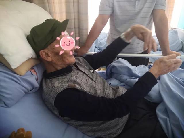 97歲老戰(zhàn)士兩次入院，原因竟是……(圖3)