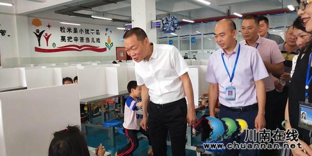 付海兵檢查江陽區(qū)茜草街道轄區(qū)內(nèi)學(xué)校疫情防控和食品安全工作(圖2)