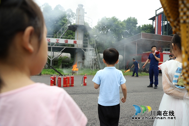 瀘州：特別的兒童節(jié)！娃娃走進(jìn)消防站零距離當(dāng)起“消防員”(圖3)