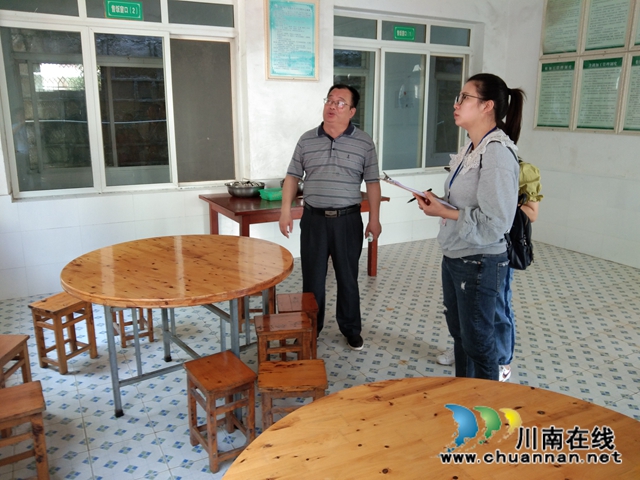 納溪區(qū)市場監(jiān)督管理局檢查龍車鎮(zhèn)小學(xué)食堂食品安全