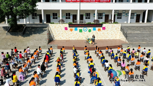 大山里的兒童節(jié)！瀘州法院“繽紛彩蝶”普法志愿者與敘永村小兒童共度“六一”