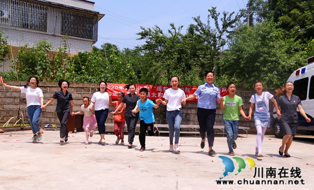 “鄉(xiāng)伴童行 法護(hù)明天” 納溪法院“蓮韻.法護(hù)航”志愿服務(wù)隊為脫貧村兒童過“六一”(圖5)