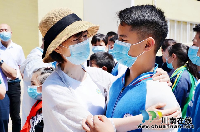 宜賓翠屏區(qū)愛心企業(yè)家與雷波彝族貧困學生“大小朋友”牽手慶“六一”(圖2)