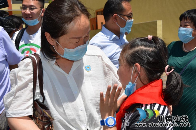 宜賓翠屏區(qū)愛心企業(yè)家與雷波彝族貧困學生“大小朋友”牽手慶“六一”(圖3)