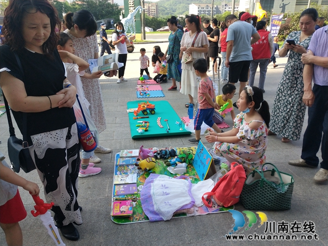 江陽(yáng)區(qū)茜草街道漁子溪社區(qū)開(kāi)展“快樂(lè)分享 愛(ài)心無(wú)限”六一節(jié)親子跳蚤市場(chǎng)活動(dòng)(圖2)