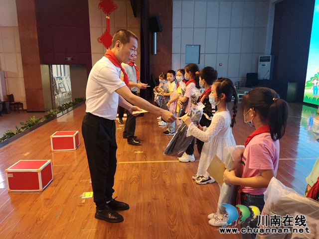江陽區(qū)茜草街道到轄區(qū)內(nèi)學(xué)校開展“六.一”國際兒童節(jié)慰問活動