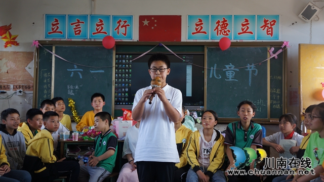 瀘縣立石鎮(zhèn)中心小學(xué)分班慶“六一”(圖1)