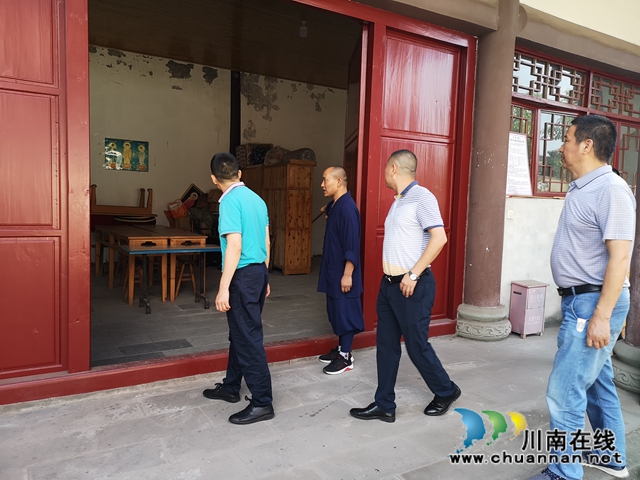 張福榮到瀘縣玉蟾街道龍腦寺開展慰問工作(圖2)