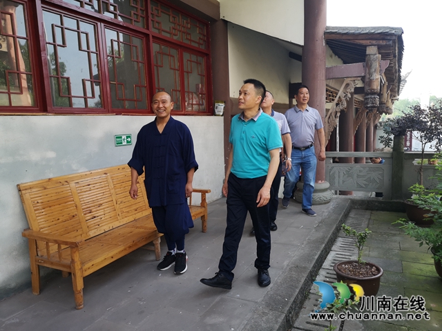 張福榮到瀘縣玉蟾街道龍腦寺開展慰問工作(圖3)