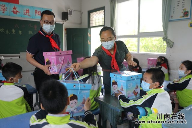 江陽區(qū)華陽街道：“六一”禮包傳遞愛(圖2)