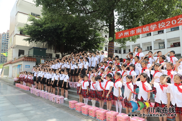 江陽區(qū)華陽街道：“六一”禮包傳遞愛(圖3)